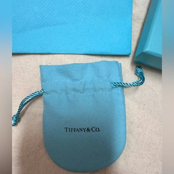 Tiffany and Co 3 shopping bags, 1 jewelry box, and jewelry bag - Picture 2 of 6